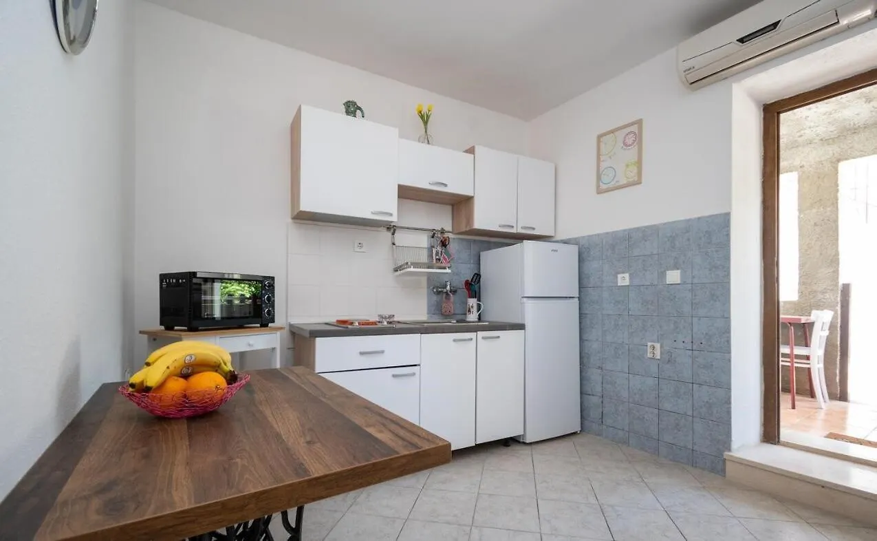 Apartmani Diran Preko 0*,